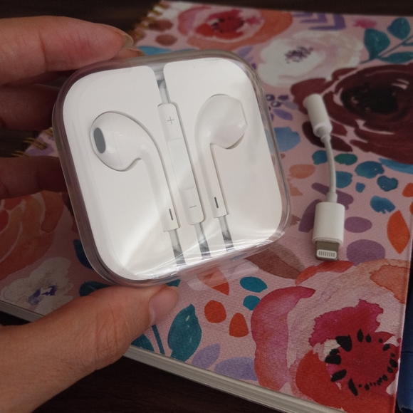 Apple Earpods Headphones - Picture 1 of 3